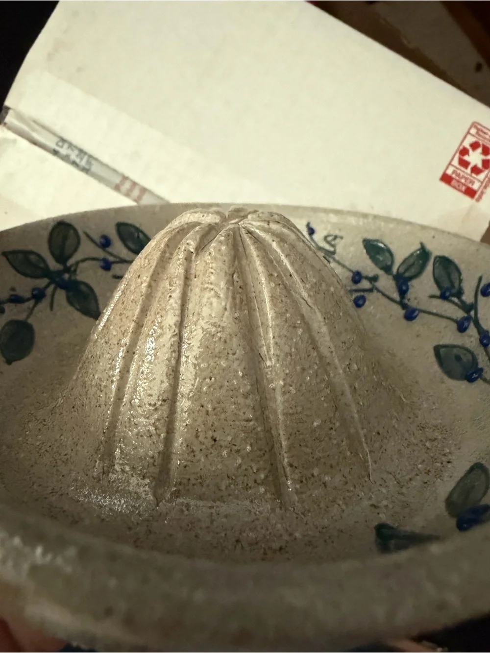 Salmon Falls Stoneware Juicer - Blue / Green Vine - Picture 11 of 12